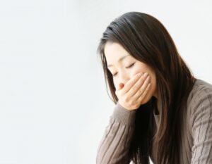 嘔吐反射の女性